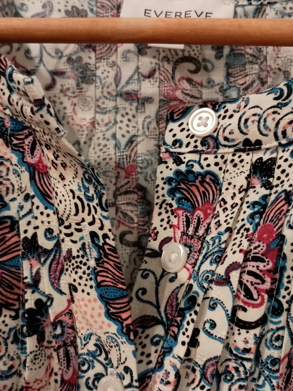 Evereve Floral Pleated Short-Sleeve Blouse in Cream with Red & Blue - Picture 10 of 16